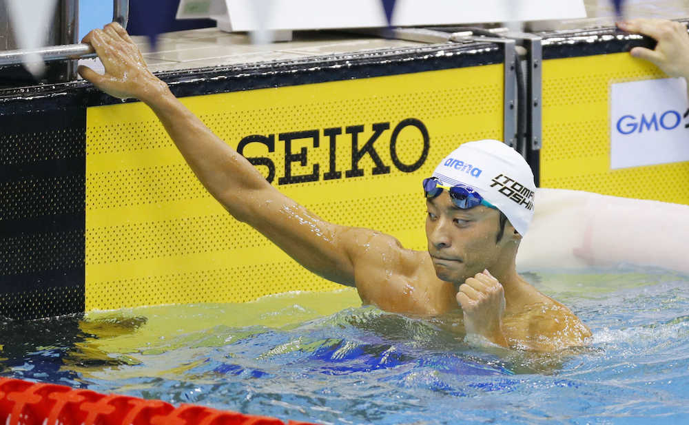 競泳日本選手権第２日　男子１００メートル背泳ぎで４連覇し、ガッツポーズする入江陵介