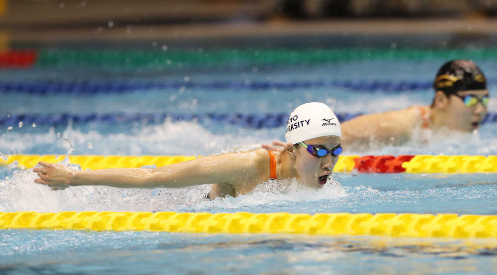 競泳日本選手権第２日　女子４００メートル個人メドレー決勝を日本新記録で優勝した大橋の泳ぎ（手前）