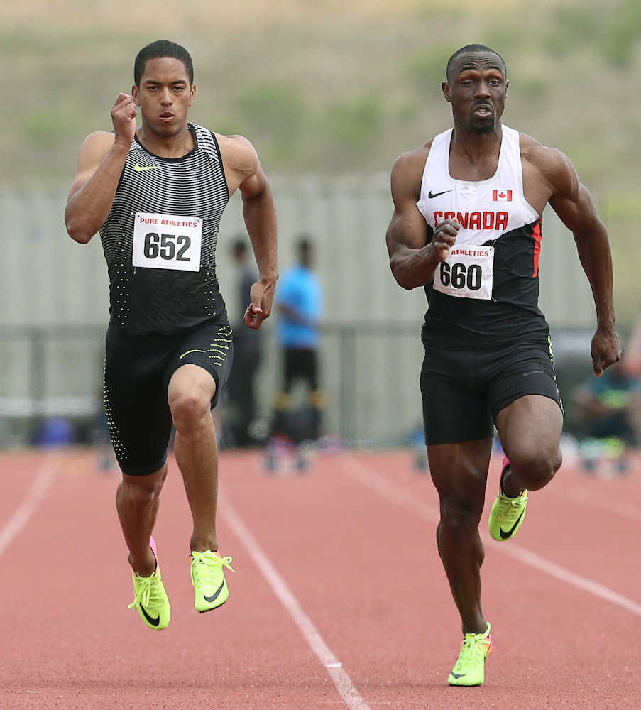 男子１００メートル予選で、追い風参考記録ながら９秒９８をマークしたケンブリッジ飛鳥（左）