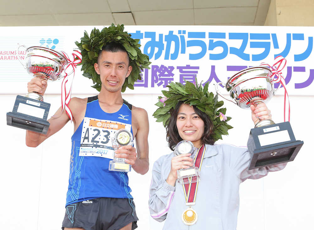 男女フルマラソンで優勝した牧野冴希さん（左）と水清田有季紀さん