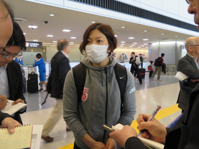 成田空港に到着したアイスホッケー女子日本代表の大沢ちほ主将