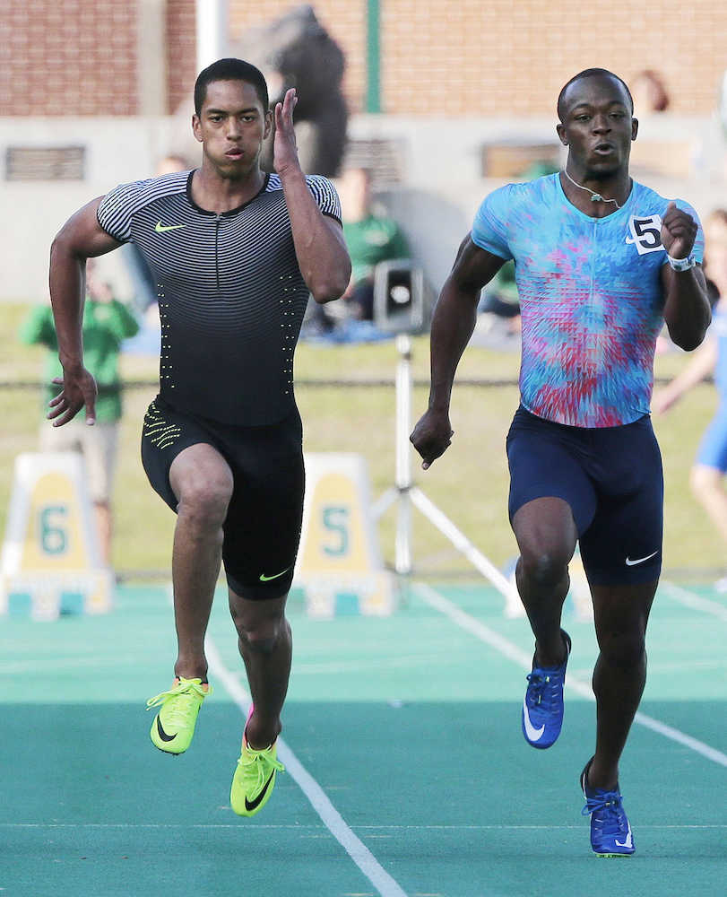 男子１００メートルに出場し、追い風３・０メートルで１０秒１２だったケンブリッジ（左）