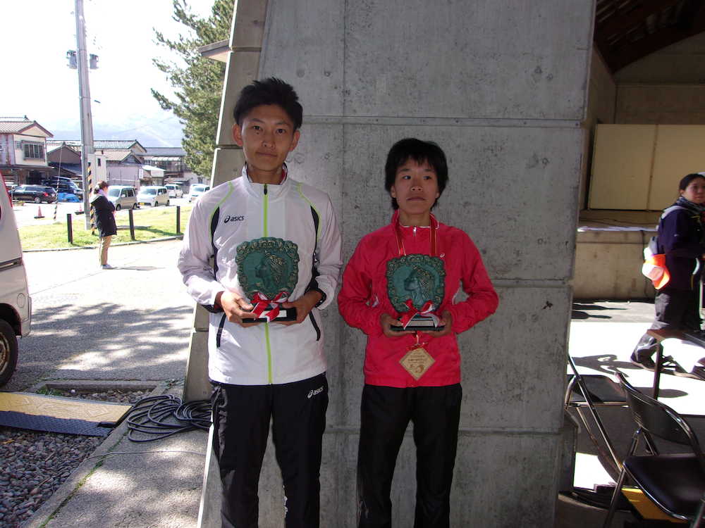 男子総合優勝の杉山（左）と女子優勝の樋口