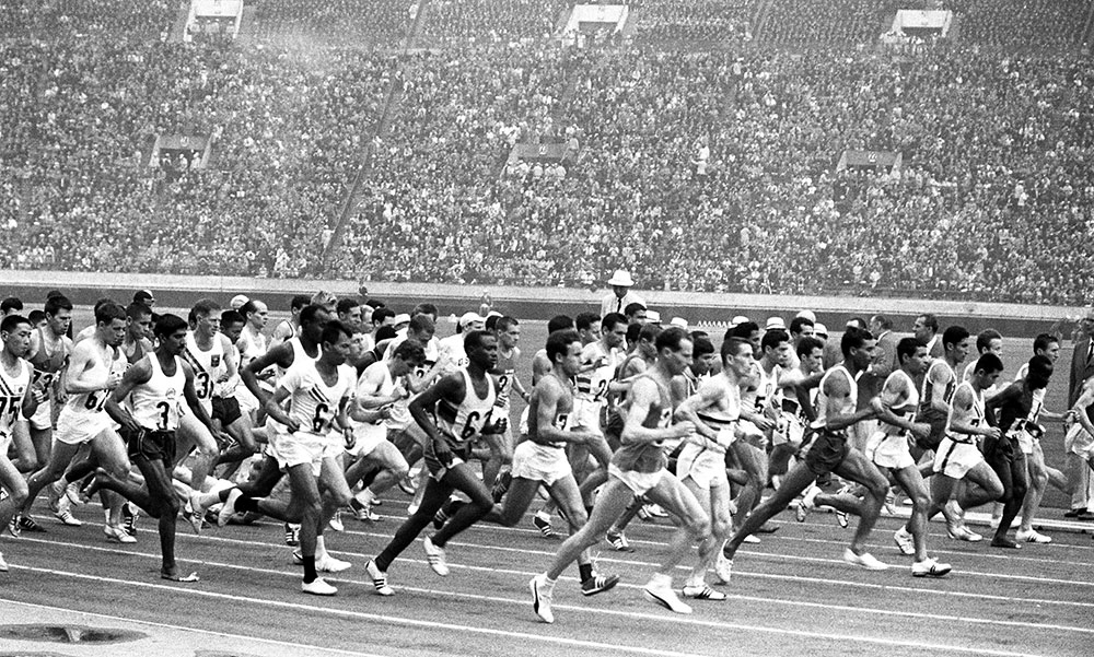 １９６４年東京五輪の男子マラソンで、国立競技場をスタートする選手たち
