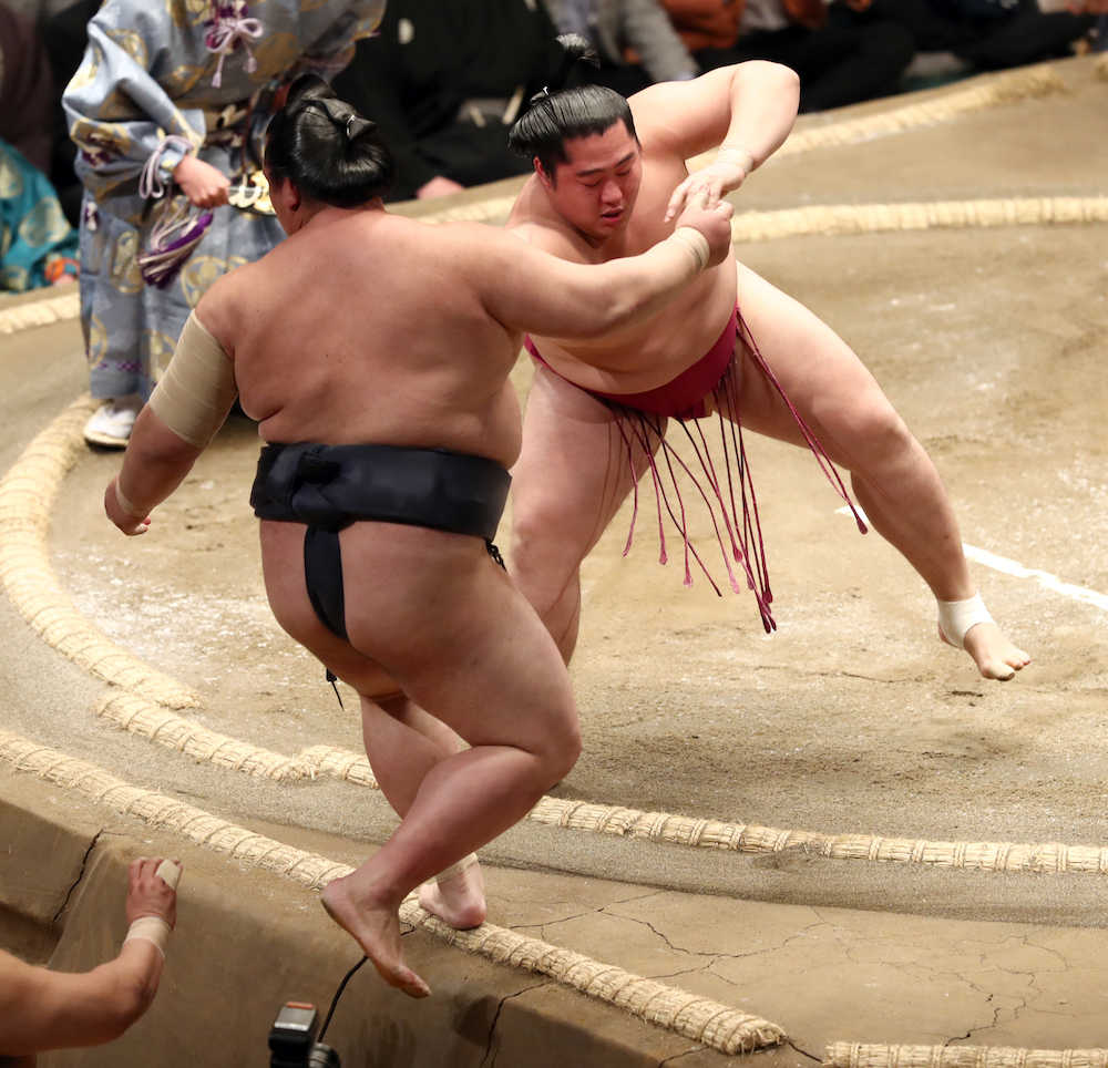 【玉ノ井親方の視点】相撲の流れ悪くない稀勢、課題は動かない足
