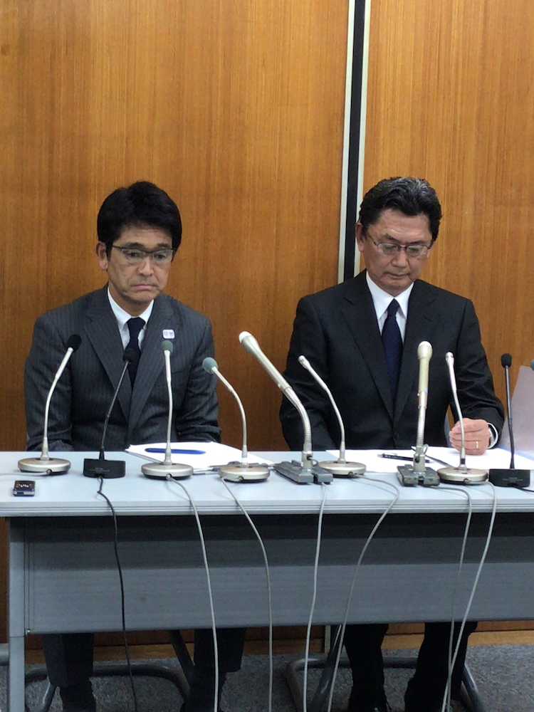 三橋淳元選手の処分を受け会見した（左から）日本テニス協会の福井専務理事、高橋総務本部長