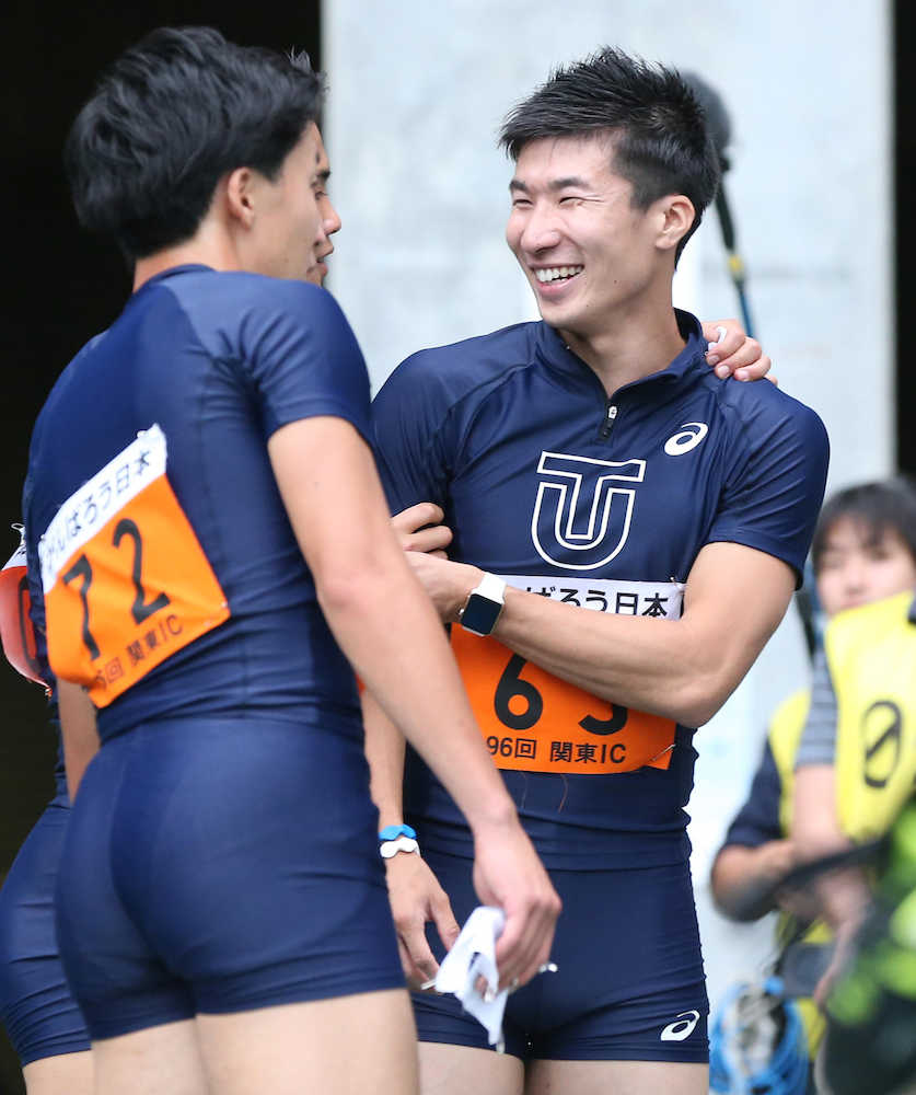 関東学生対校選手権男子４×１００メートル予選、レースを終えチームメートと笑顔を見せる桐生（右）