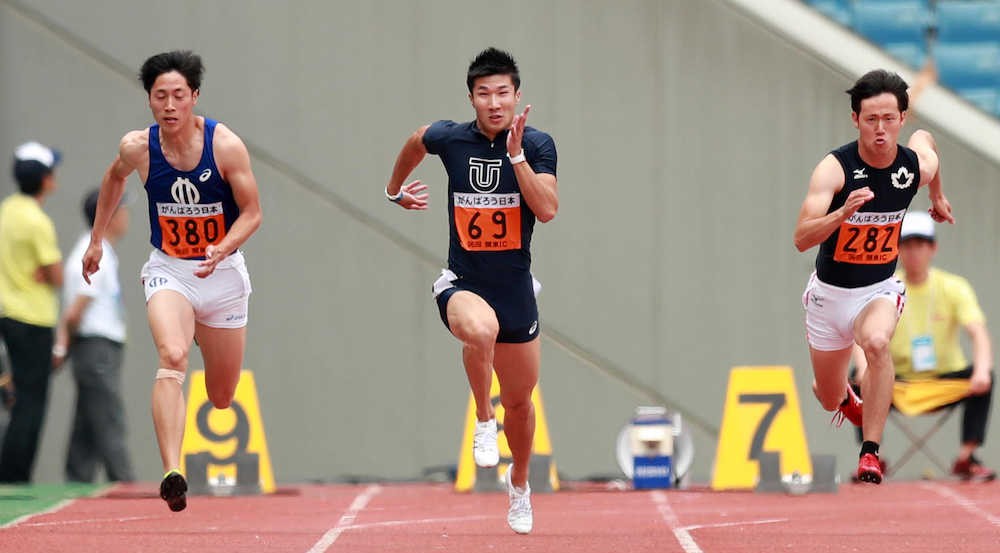 関東学生対校選手権男子１００メートル予選、準決勝進出を決めた桐生（中央）