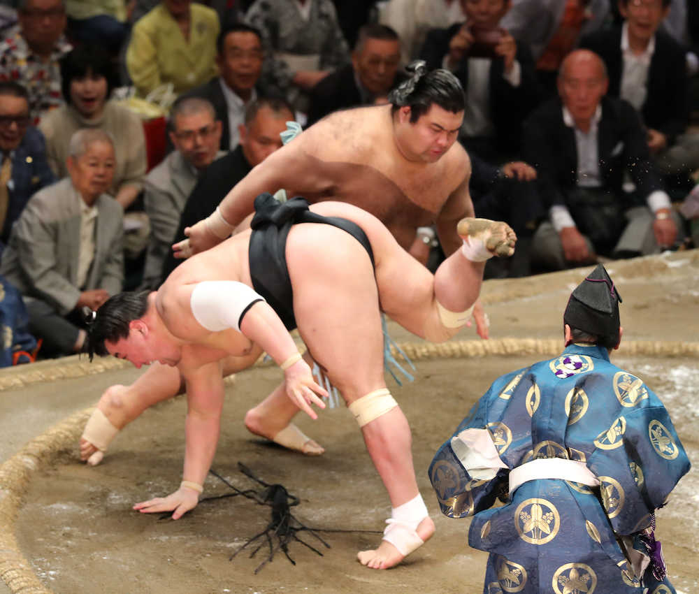 大相撲夏場所１３日目、高安が日馬富士をはたきこみで破る　　　　　　　　　　　　　　　　　　
