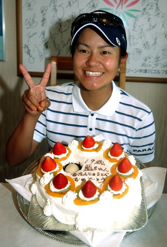 ２００４年６月、１９歳の誕生日でバースディーケーキの前で笑顔の宮里藍