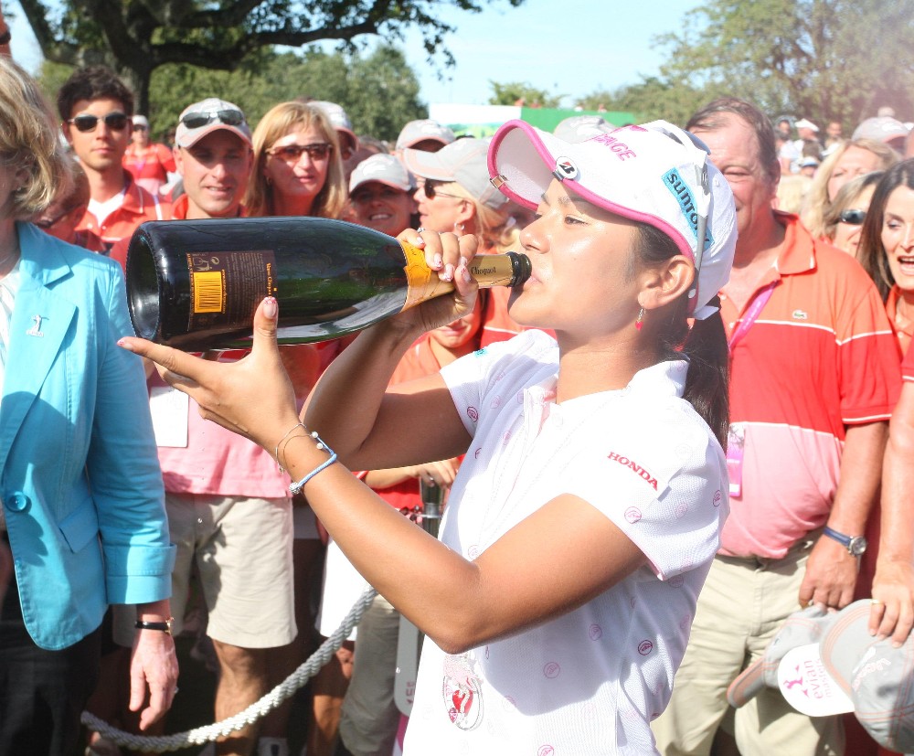２００９年のエビアン・マスターズ最終日で米ツアー初優勝を決め、表彰式でシャンパンを飲む宮里藍