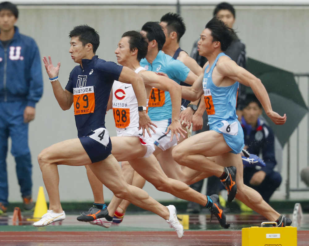 男子１００メートル準決勝で力走する桐生祥秀（左端）