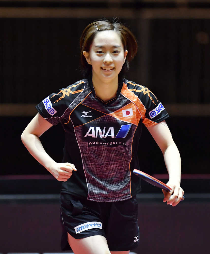 女子シングルス４回戦を突破して準々決勝進出を決め、笑顔を見せる石川佳純