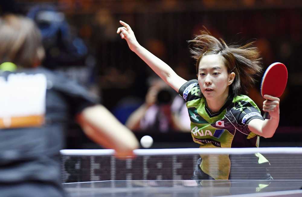 卓球世界選手権第５日　女子シングルス準々決勝で中国の丁寧（手前）と対戦する石川