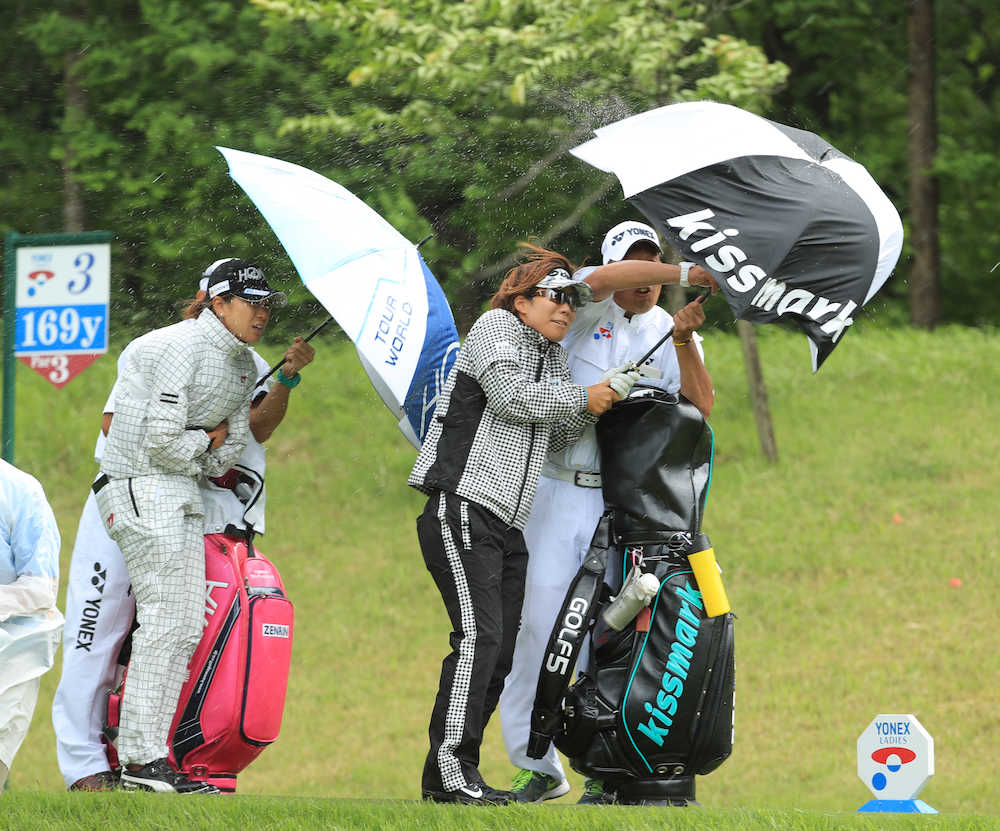 女子ヨネックスＬ３６Ｈに短縮…雷雲接近で中断経て第１日中止