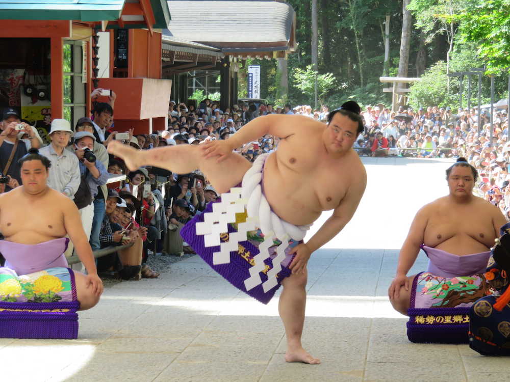 稀勢の里　鹿島神宮での奉納土俵入りに白鵬超え２万５０００人