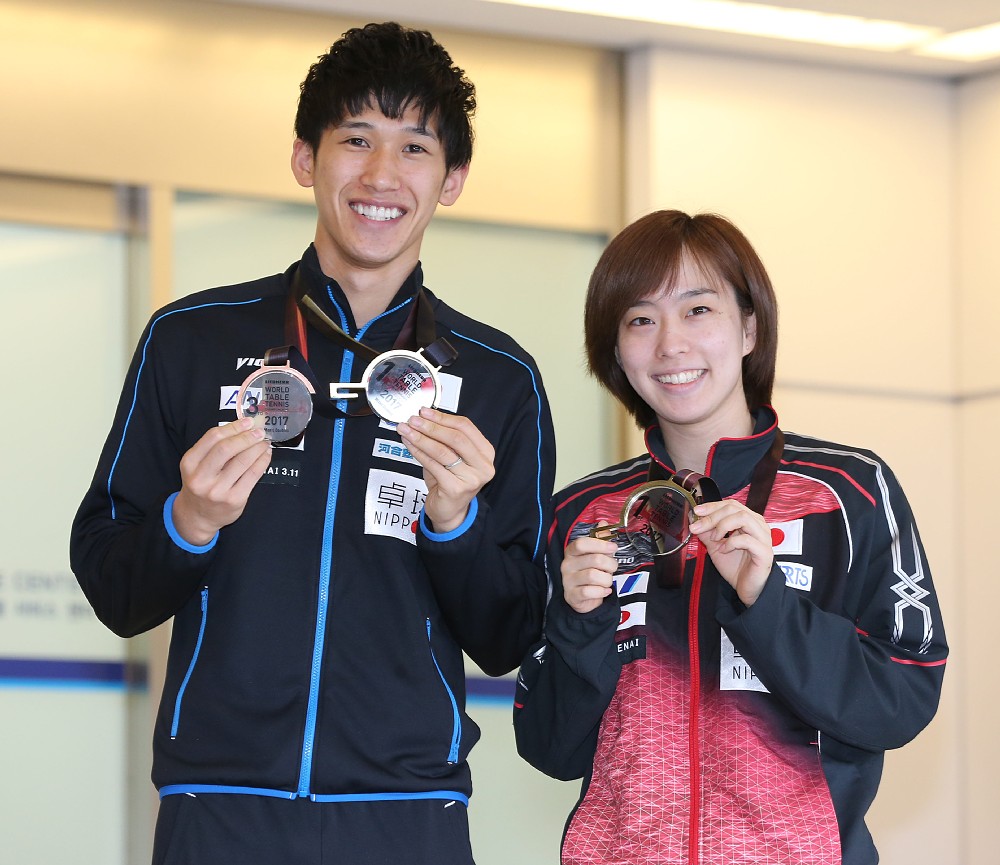 卓球・世界選手権から帰国し、メダルを披露する混合ダブルスで優勝した石川（右）と吉村