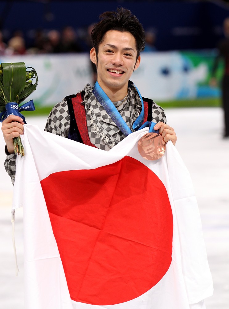バンクーバー五輪で銅メダルと日の丸を手に笑顔を見せる高橋大輔