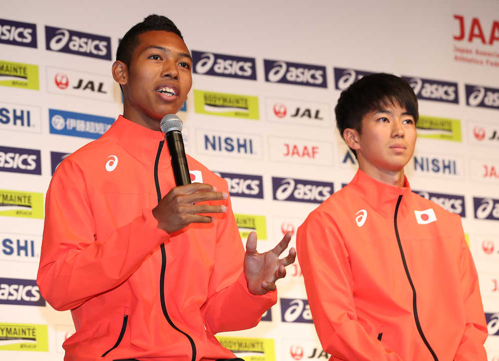 世界陸上代表選手発表会見、記者からの要望で多田（右）の走りを評するサニブラウン