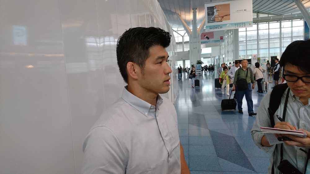 柔道のグランプリ・フフホト（中国）に向けて羽田空港から出発した男子日本代表の井上監督
