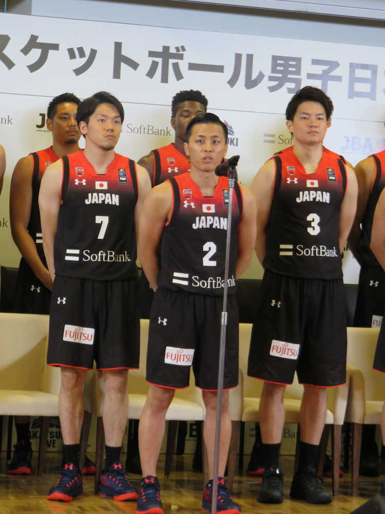 バスケットボール男子日本代表の激励会であいさつする富樫勇樹