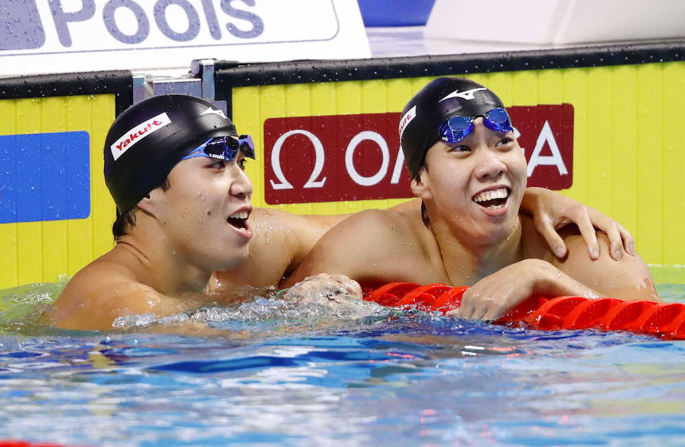 世界選手権男子２００メートル平泳ぎ決勝　笑顔で喜ぶ銀メダルの小関（左）と銅メダルの渡辺