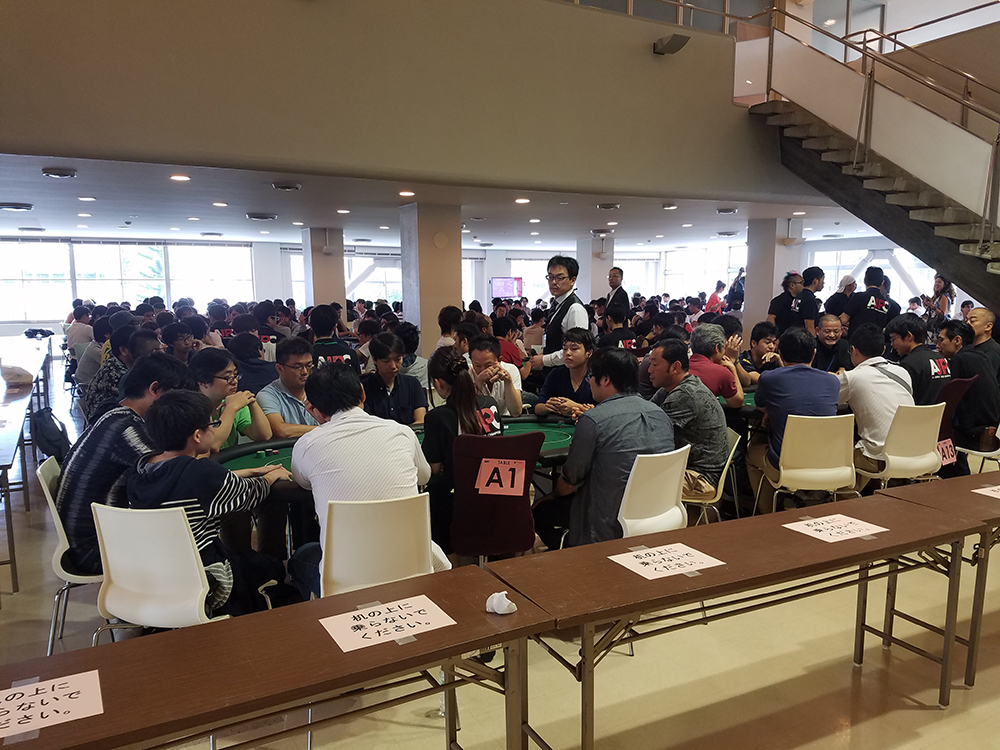 全日本ポーカー大阪予選開幕！メイン部門に３８９人エントリー