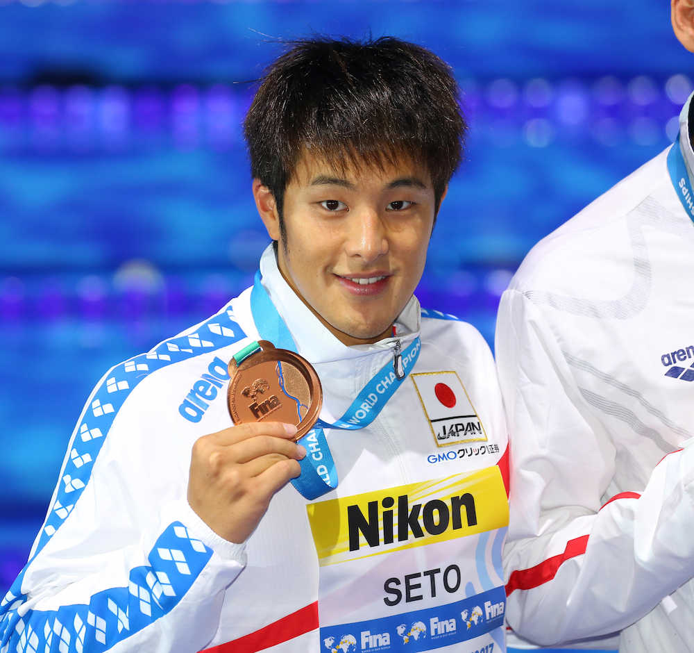 男子４００メートル個人メドレーで銅メダルを手に笑顔の瀬戸