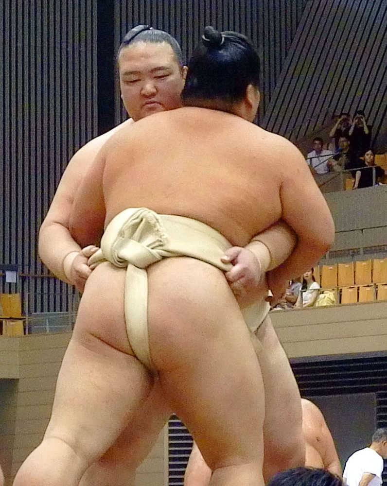 大相撲の夏巡業で大栄翔（手前）と相撲を取る横綱・稀勢の里