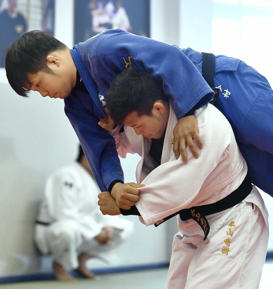 柔道の世界選手権開幕を前に、練習で汗を流す男子６０キロ級の永山竜樹（下）
