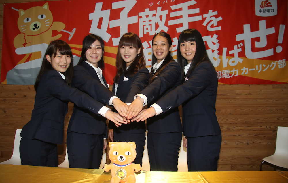 日本代表決定戦へ決意を込める中部電力の選手たち。（左から）中嶋、石郷岡、北沢、清水、松村