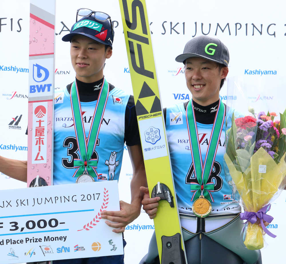 優勝した小林潤志郎（右）は表彰台で笑顔。左は２位の弟・陵侑