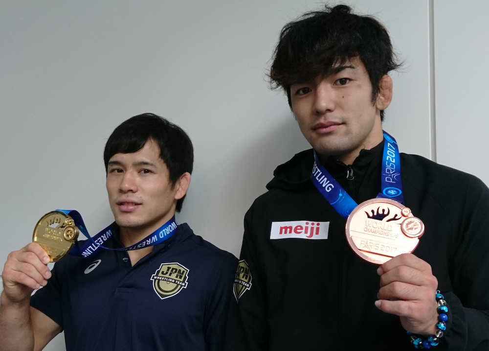 金メダルを手にする高橋侑希（左）と銅メダルの藤波勇飛