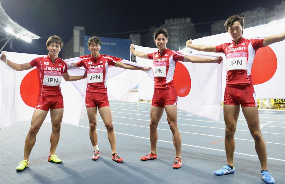 陸上男子４００メートルリレーで優勝し、ポーズをとる（左から）田中、多田、北川翔、山下