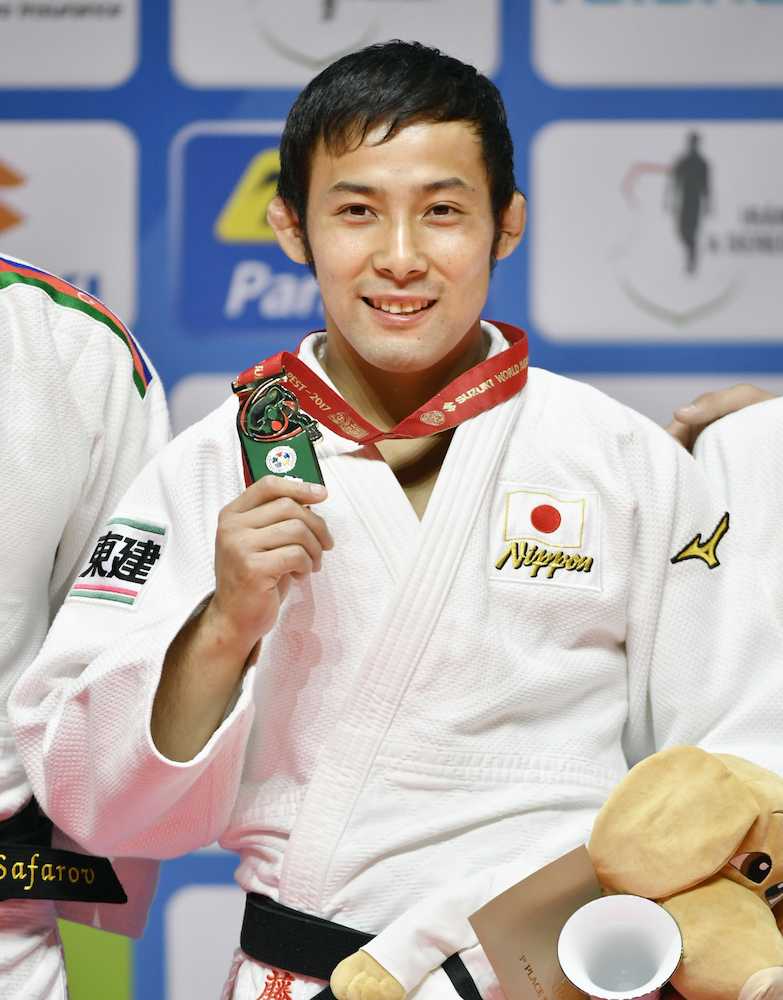 柔道の世界選手権男子６０キロ級で優勝し笑顔の高藤直寿