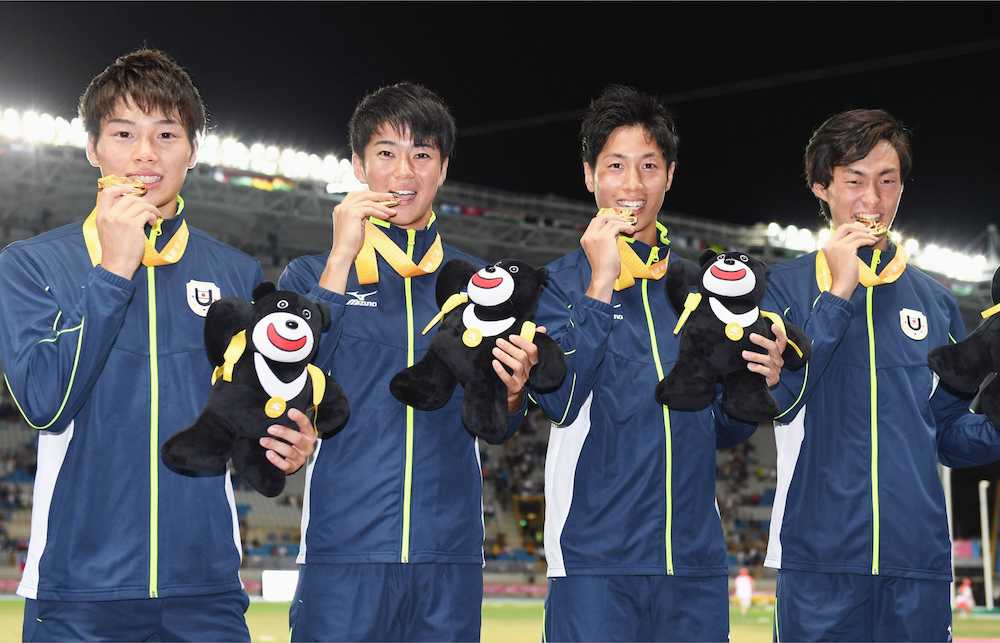 陸上男子４００メートルリレーで優勝し、金メダルをかむ（左から）田中、多田、北川翔、山下
