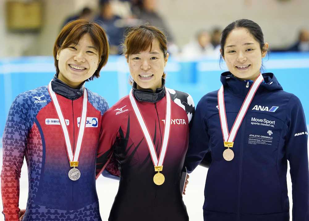 女子１５００メートルで（左から）２位の酒井裕唯、優勝した菊池純礼、３位の菊池悠希