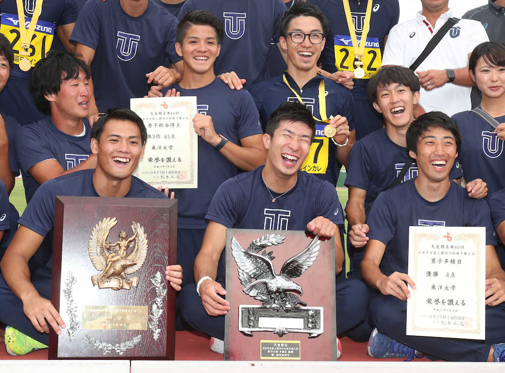 日本学生陸上競技対校選手権大会閉会式後に満面の笑みで記念撮影をする桐生（中央）