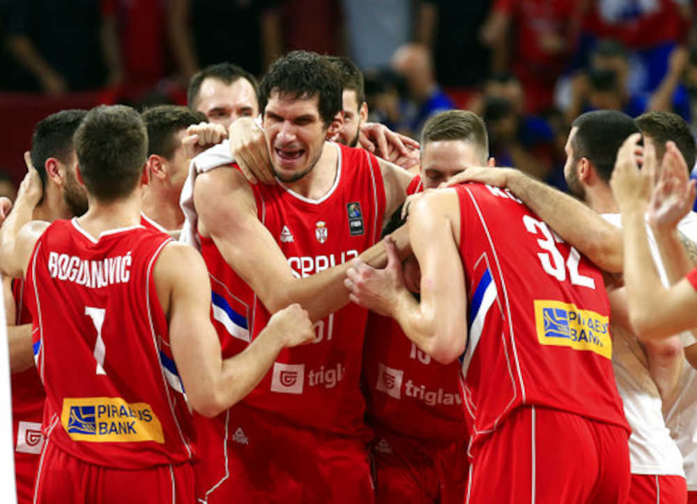 歓喜するセルビアの選手たち　（ＡＰ）