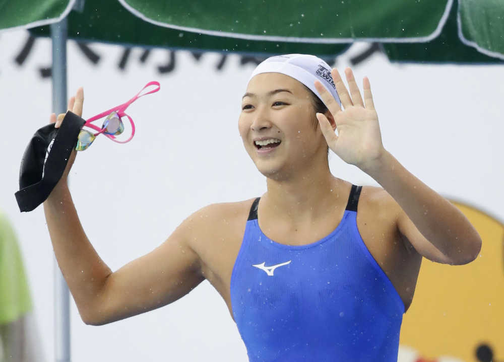 少年女子Ａ５０メートル自由形を２４秒３３の日本新で優勝し、歓声に応える池江璃花子