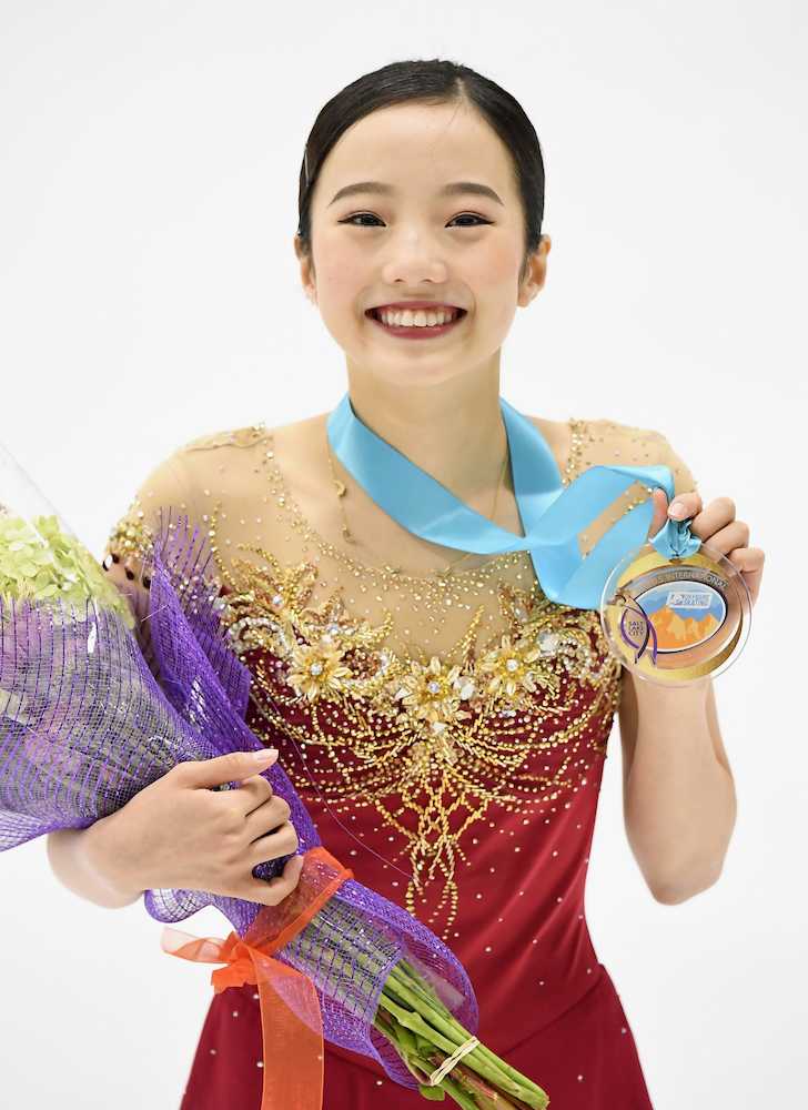 シニアデビュー戦のＵＳインターナショナルクラシックで優勝を果たし、メダルを手に笑顔を見せる本田真凜