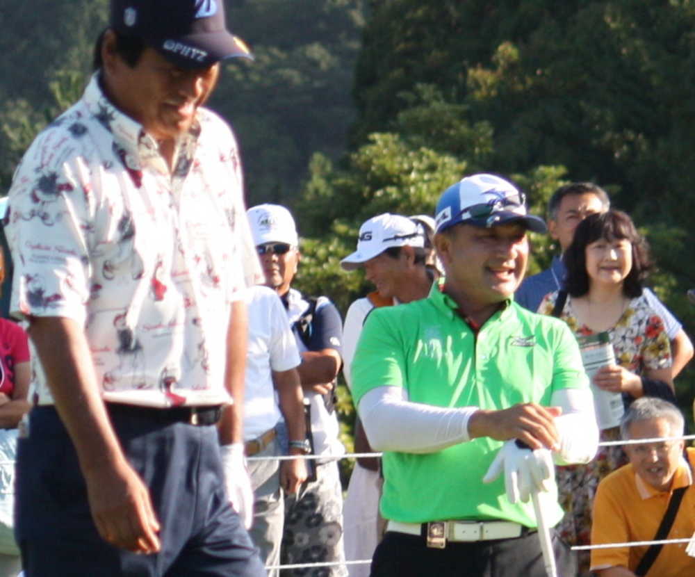 日本シニアオープン最終日　川岸（右）は１番ホールで第１打を左の林に曲げて苦笑い