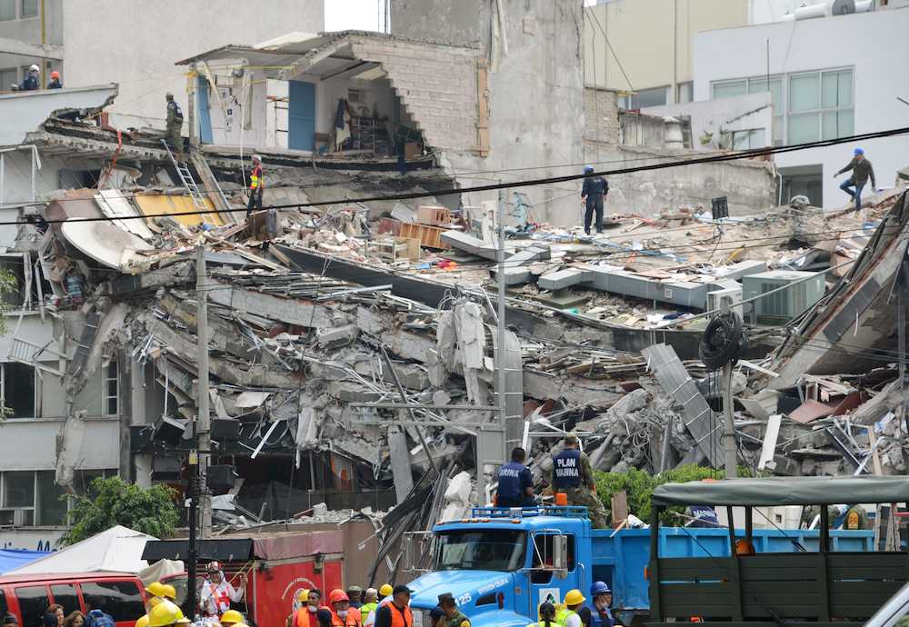 地震で崩壊したメキシコ市中心部の７階建てビル