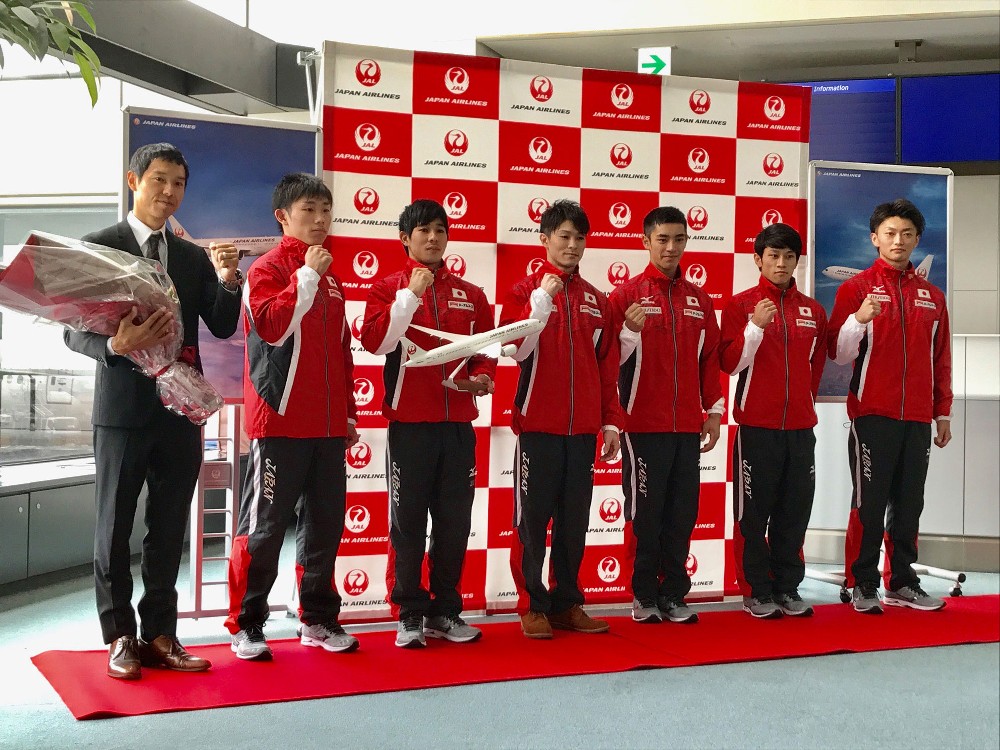 体操の世界選手権への出発を前にセレモニーに参加した男子日本代表