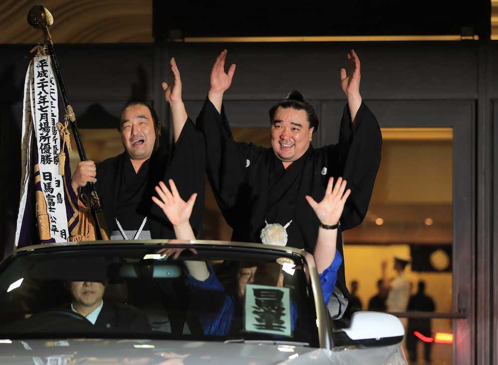 安美錦（左）を旗手に優勝パレードに出発する日馬富士