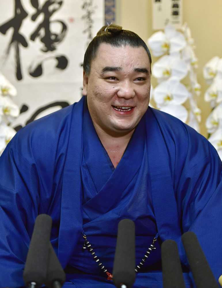 大相撲秋場所での優勝から一夜明け、笑顔で記者会見する横綱日馬富士