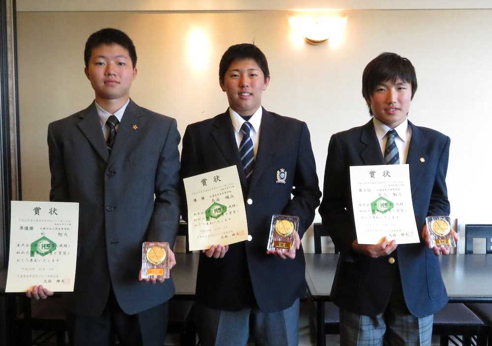 北海道高校ゴルフ新人大会（左から）男子準優勝の朴、優勝の鳥海、３位の井上
