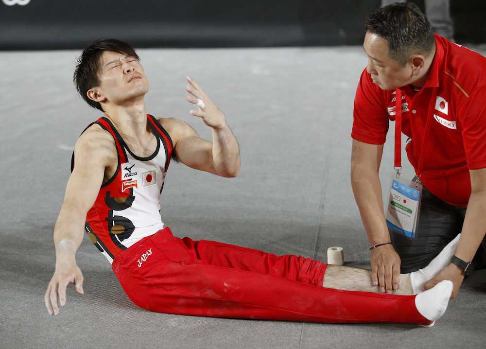 世界体操選手権第１日　跳馬の演技で左足首を負傷した内村は苦痛の表情を見せる