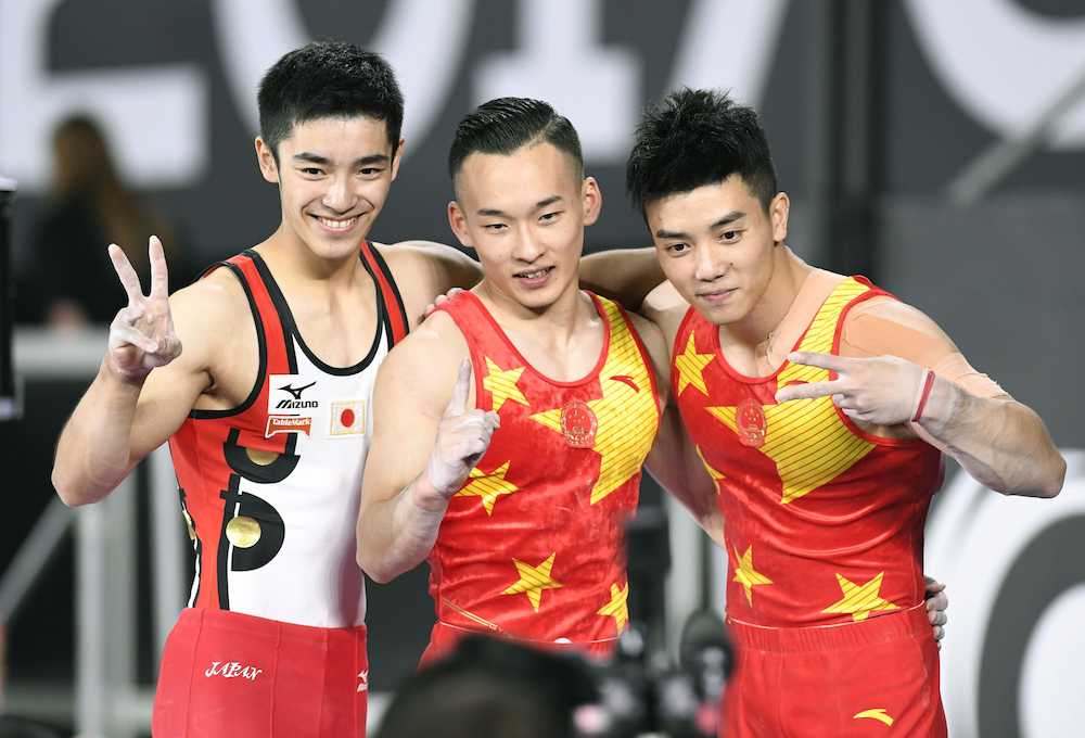 男子個人総合で銅メダルを獲得し、優勝した肖若騰（中央）、銀メダルの林超攀（右）と笑顔でポーズをとる白井