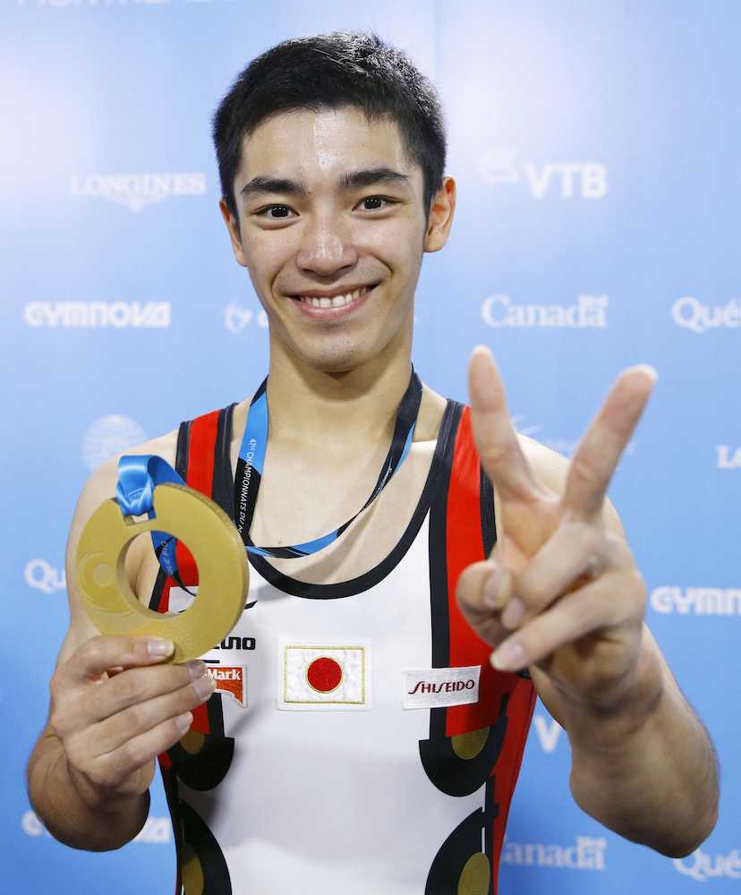 男子種目別の跳馬で初優勝し、メダルを手に笑顔の白井健三